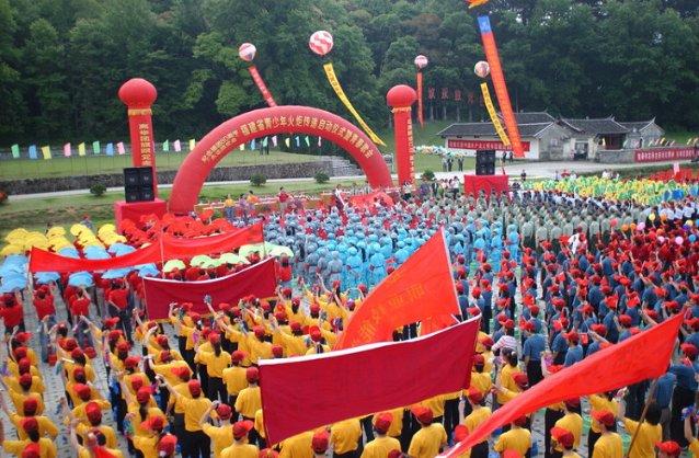 林一、周也拿心形气球上班，宣传新剧《别对我动心》，浅尝一口